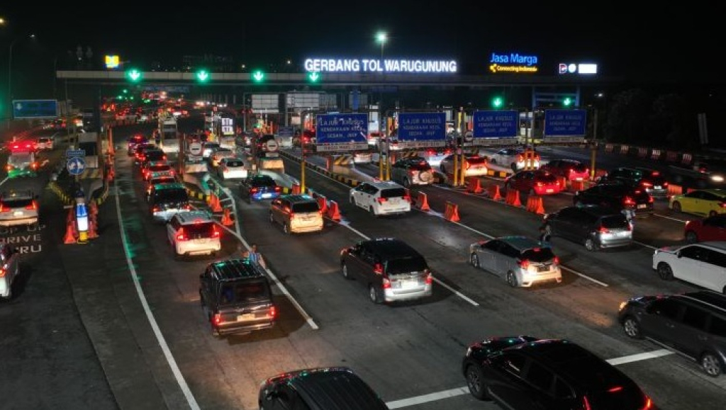 Ilustrasi. Ramainya kendaraan saat arus balik Lebaran di Tol Surabaya-Mojokerto. SP/ SBY