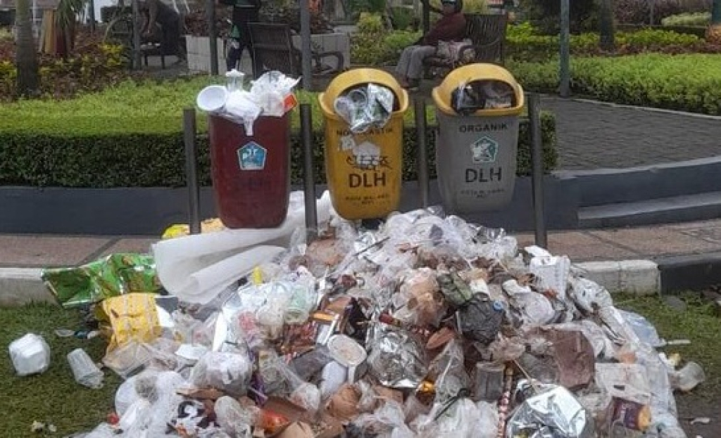 Ilustrasi. Sampah yang menumpuk di salah satu jalan Kota Malang, Jawa Timur. SP/ MLG