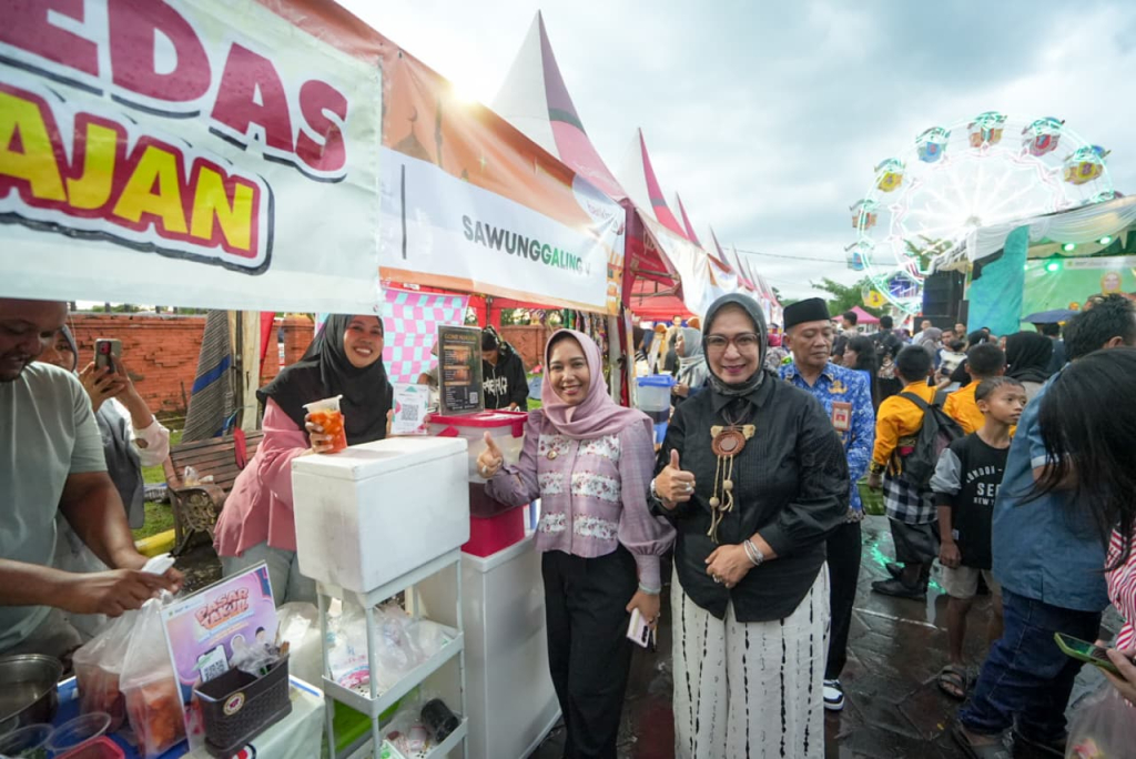 Wali kota Ning Ita saat keliling mengunjungi stand UMKM di Pasar Takjil Ketidur Kota Mojokerto.
