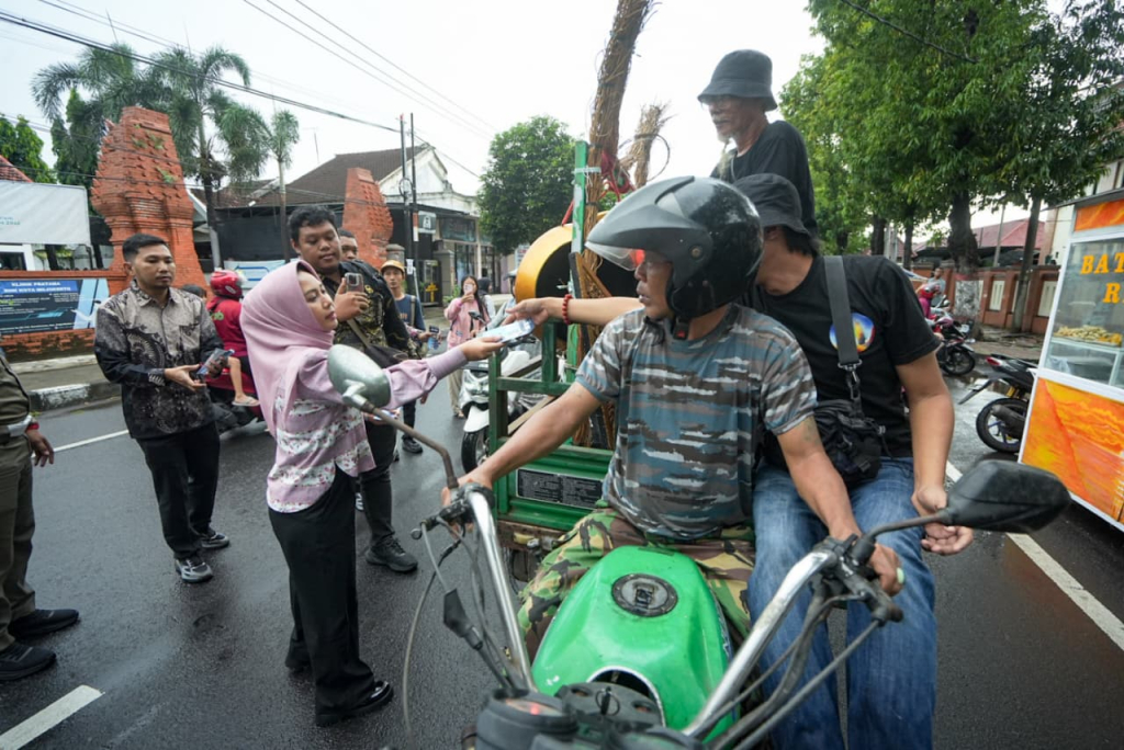 Wali Kota Mojokerto Ika Puspitasari membagikan voucher takjil gratis kepada masyarakat.