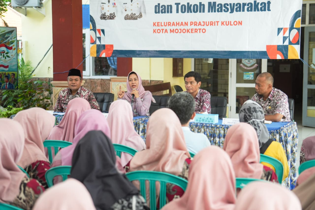 Wali Kota Mojokerto Ika Puspitasari saat membuka sosialisasi pembinaan Lembaga Kemasyarakatan Kelurahan (LKK) dan tokoh masyarakat.