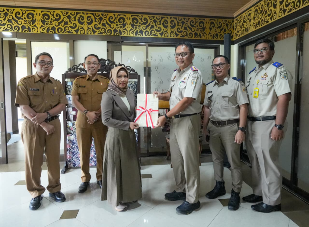 Wali kota Mojokerto menerima penyerahan sertifikat hak pakai atas aset tanah milik Pemkot Tahun 2025 dari BPN Kota Mojokerto. SP/Dwy AS