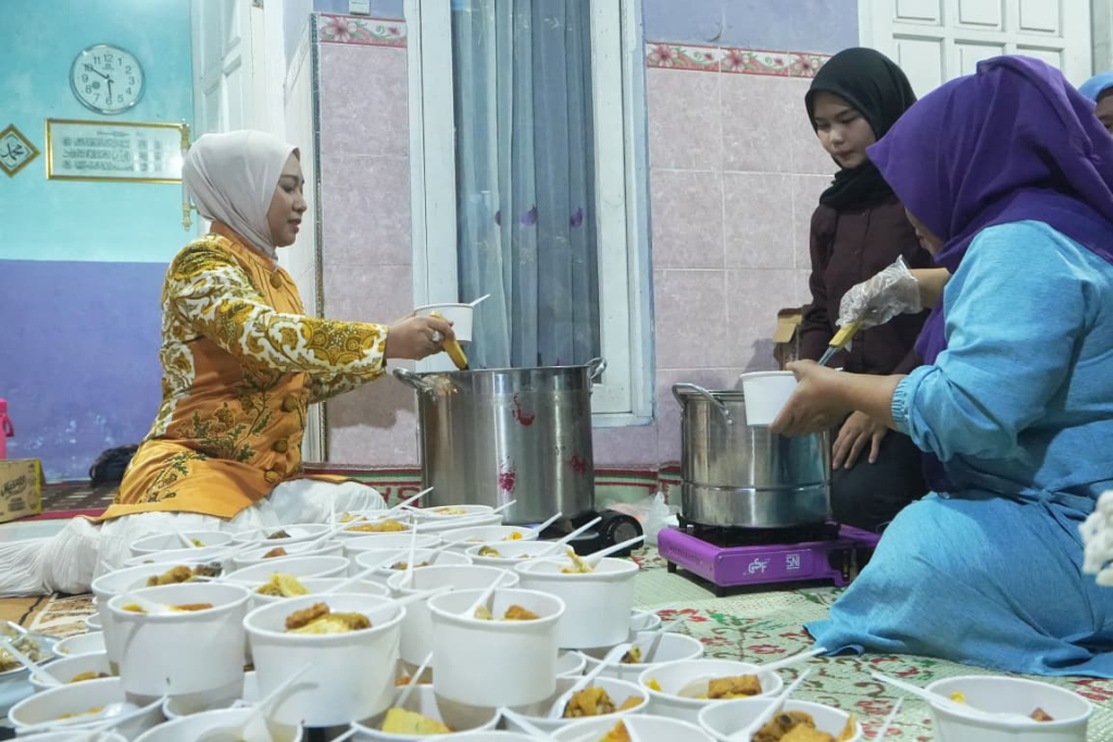 Ning Ita saat menghadiri buka puasa bersama di rumah warga dalam kegiatan “Rantangan Ning Ita”. SP/Dwy AS
