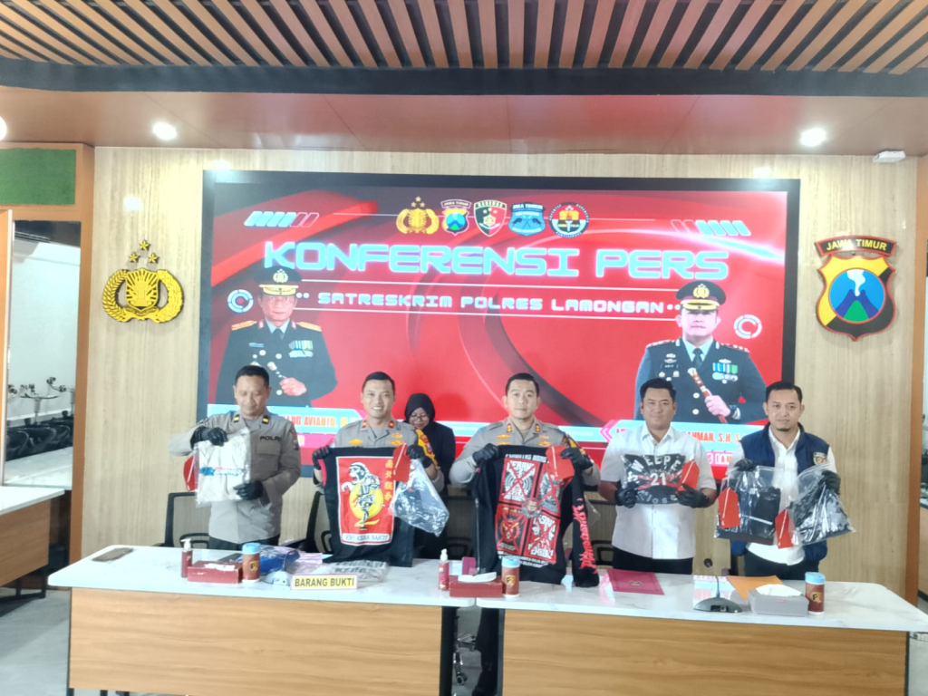 Kapolres Lamongan beserta jajaran saat menunjukan barang bukti kaos yang dipakai oleh para tersangka dalam peristiwa pengeroyokan. SP/MUHAJIRIN