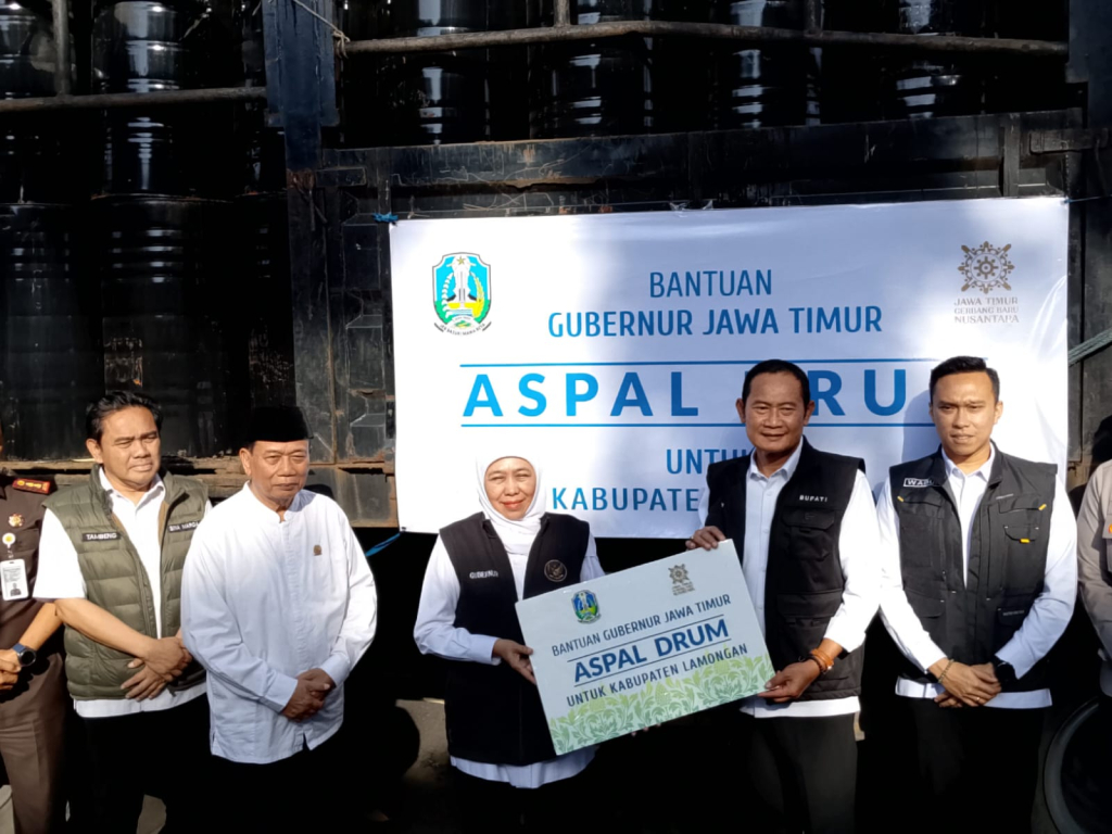Gubernur Jawa Timur Khofifah Indar Parawansa menyerahkan secara simbolis bantuan aspal sebanyak 300 drum kepada bupati Yuhronur Efendi. SP/MUHAJIRIN