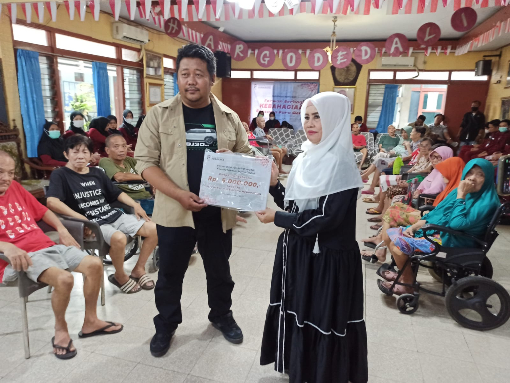 Forum Wartawan (Forwan) Surabaya menyalurkan bantuan sosial kepada Panti Werda Hargodadali, Surabaya.