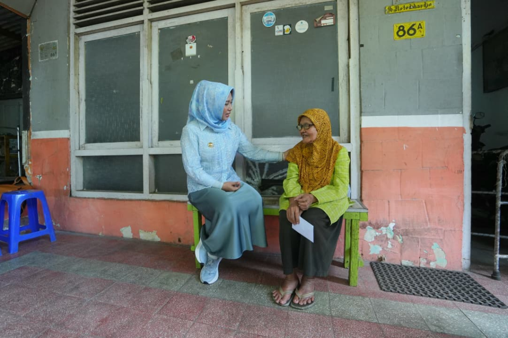 Wali Kota Mojokerto, Ika Puspitasari, secara simbolis menyerahkan bantuan kepada Subarningsih di rumahnya yang berlokasi tepat di samping Kantor Kelurahan Magersari.