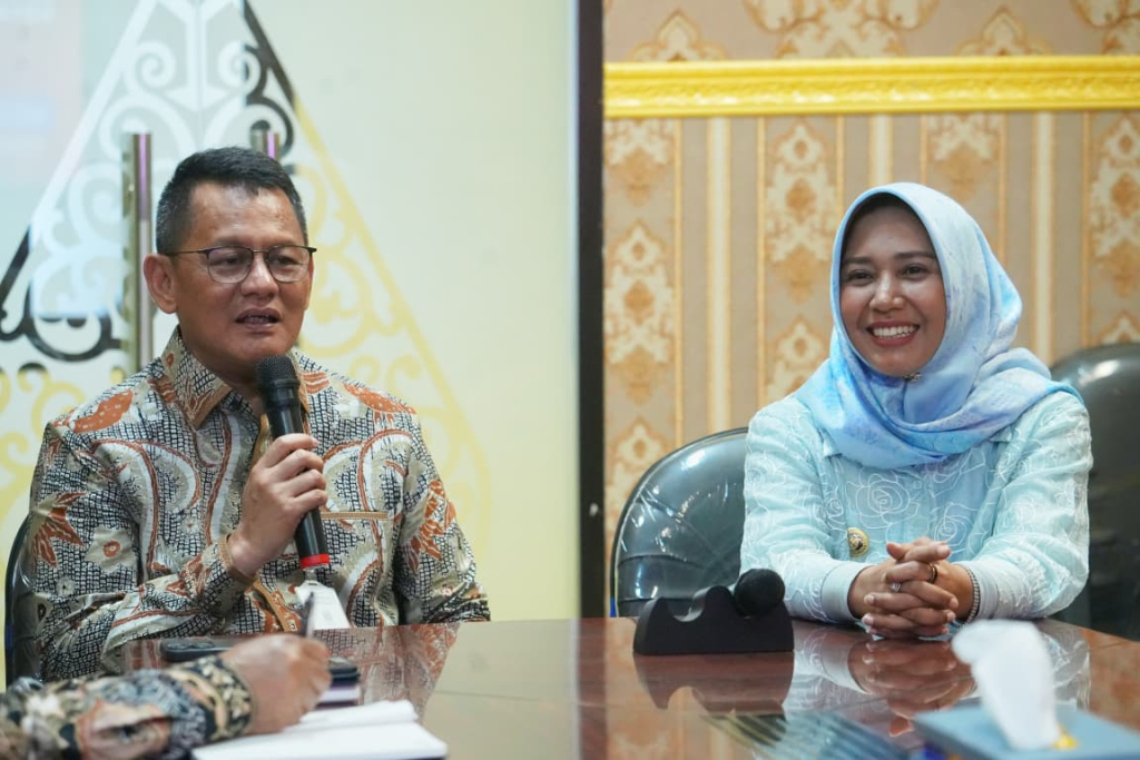 Deputi Bidang Pelayanan Publik Kementerian Pendayagunaan Aparatur Negara dan Reformasi Birokrasi (KemenPAN-RB), Dr. Otok Kuswandaru, saat berkunjung ke MPP Gajah Mada Kota Mojokerto