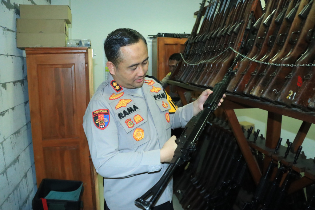 Kapolres Gresik AKBP Ramadhan Nasution dengan seksama memeriksa senjata api dinas yang digunakan oleh personel. SP/M Aidid