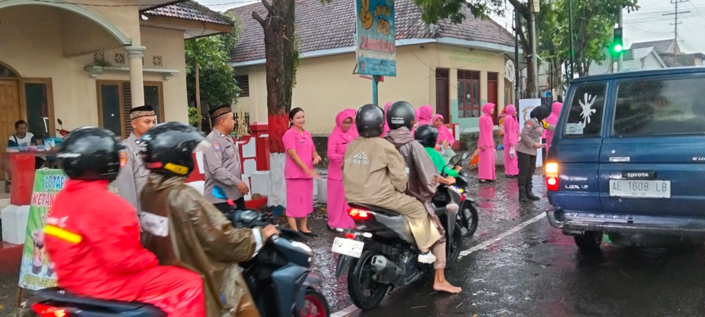 Peristiwa Polsek Talun Polres Blitar Bagi Takjil ke Masyarakat