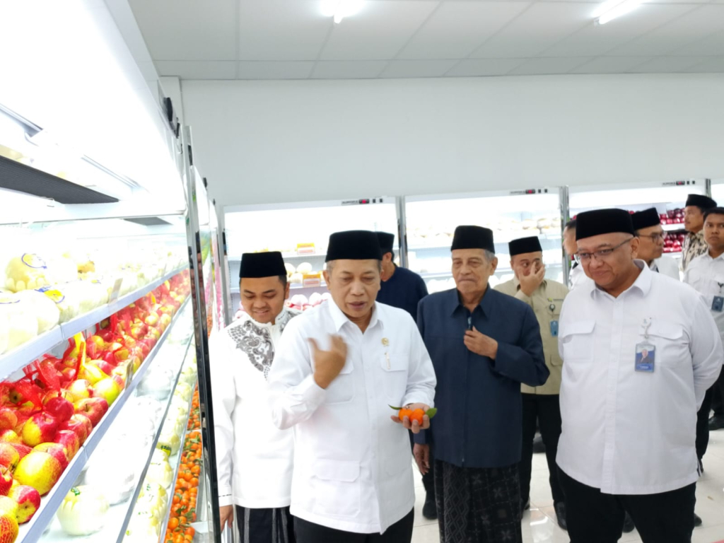Menteri Koperasi RI Ferry Juliantono saat meninjau langsung barang dagangan yang disediakan oleh Sundra Family Care. SP/MUHAJIRIN