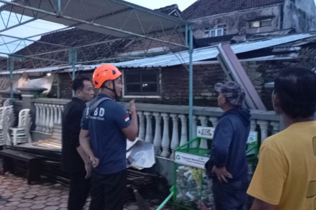 Petugas BPBD Kabupaten Malang melakukan asesmen pasca musibah angin kencang di wilayah Kecamatan Singosari. SP/ MLG