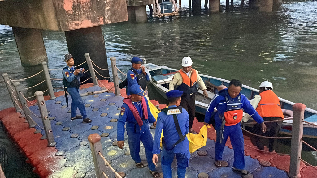 Petugas dari Satpolairud Polres Gresik mengevakuasi sesosok jasad pria lanjut usia yang ditemukan mengapung di area bawah dermaga Pelabuhan Petrokkmia Gresik pada Selasa sore (31/3/2026). SP/ MAIDID