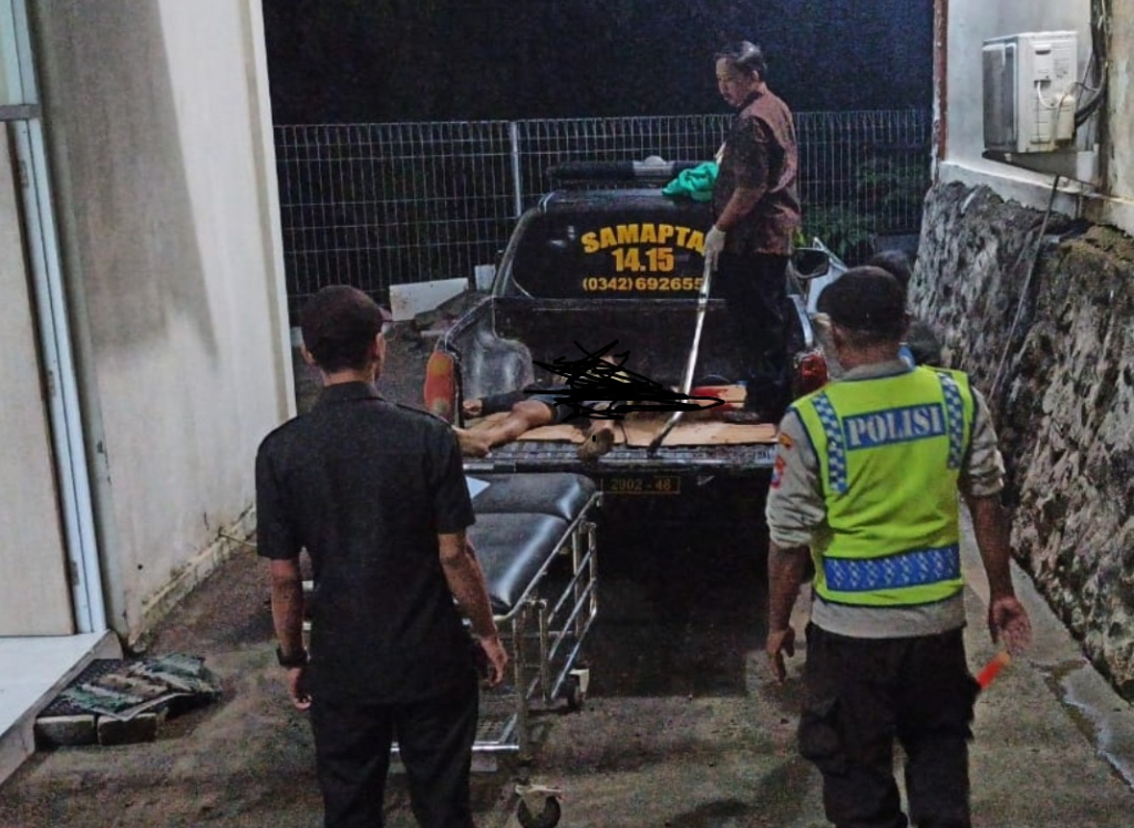 Situasi kejadian laka saat polisi mengevakuasi korban. SP/ Lestariono