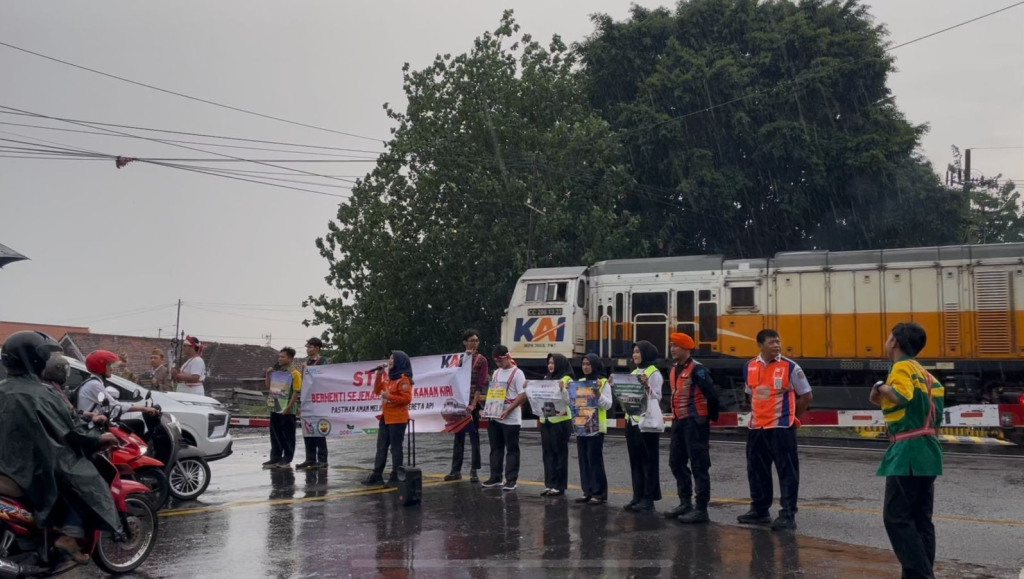 Suasana saat pengawasan di perlintasan oleh PT Kereta Api Indonesia (Persero) Daerah Operasi 7 Madiun. SP/ Lestariono