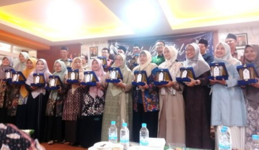 Ke-19 kepala sekolah Muhammmadiyah penerima penghargaan atas kenaikan jumlah murid. SP/Maidid