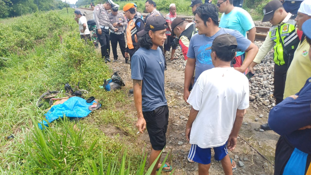 Kondisi korban Palpin yg sudah di tutup (TKP) kakek menyeberang. Petugas laka lakukan olah TKP. SP/ Lestariono