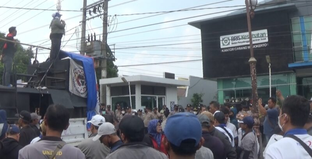 Ratusan buruh Federasi Serikat Pekerja Metal Indonesia dari PT Pakerin Mojokerto menggelar aksi unjuk rasa di Kantor BPJS Kesehatan Cabang Mojokerto. SP/ DWI