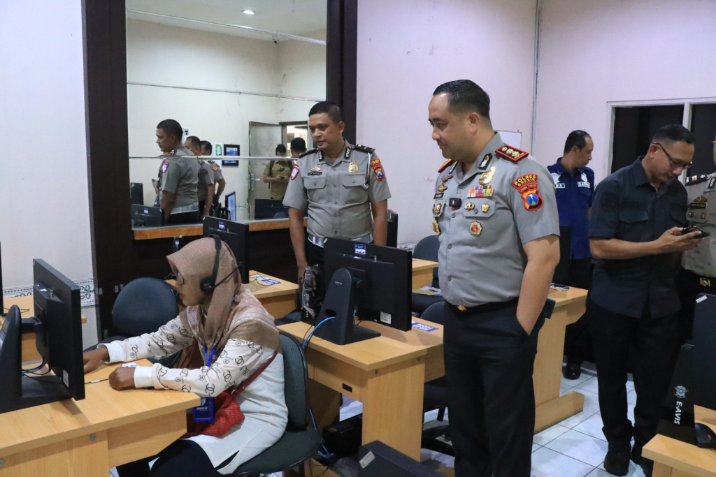 Kapolres AKBP Ramadhan Nasution saat inspeksi Satpas SIM Polres Gresik. SP/Maidid