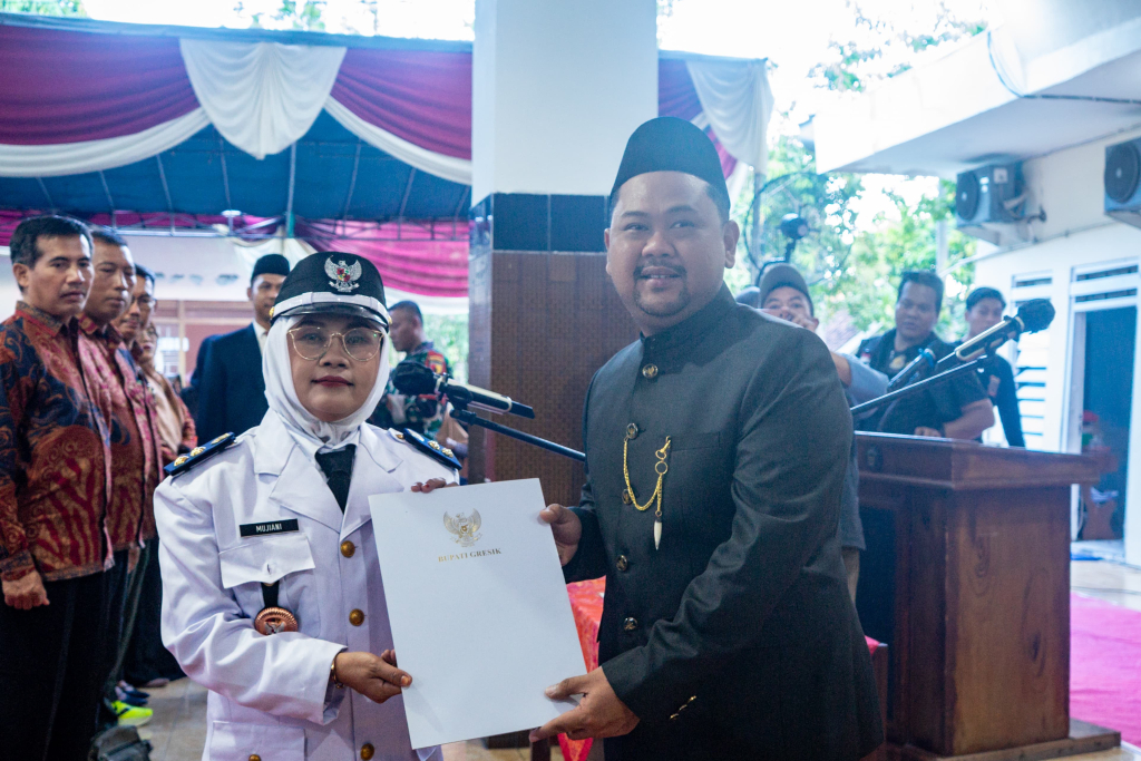 Pemerintah Kabupaten Gresik melantik Mujiani sebagai Kepala Desa Laban, Kecamatan Menganti, dalam prosesi pengambilan sumpah jabatan Kepala Desa Antar Waktu (PAW) untuk masa bakti 2026–2027. SP/MAIDI