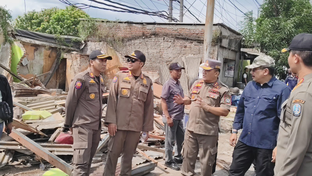 Kasatpol PP Gresik AH Sinaga mengawal langsung pembongkaran bangunan liar di atas saluran air di Dusun Sembung, Desa/Kecamatan Driyorejo, Gresik. SP/Maidid