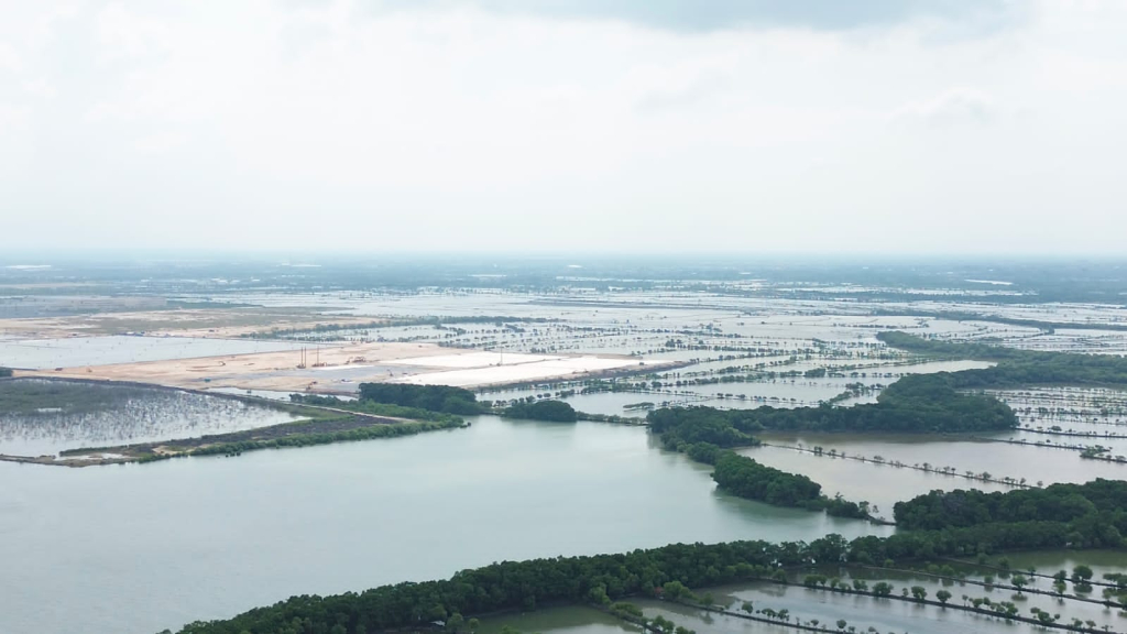 Hamparan pesisir di Desa Manyarejo, Kecamatan Manyar, kini tak lagi sepenuhnya laut. SP/ MAIDID