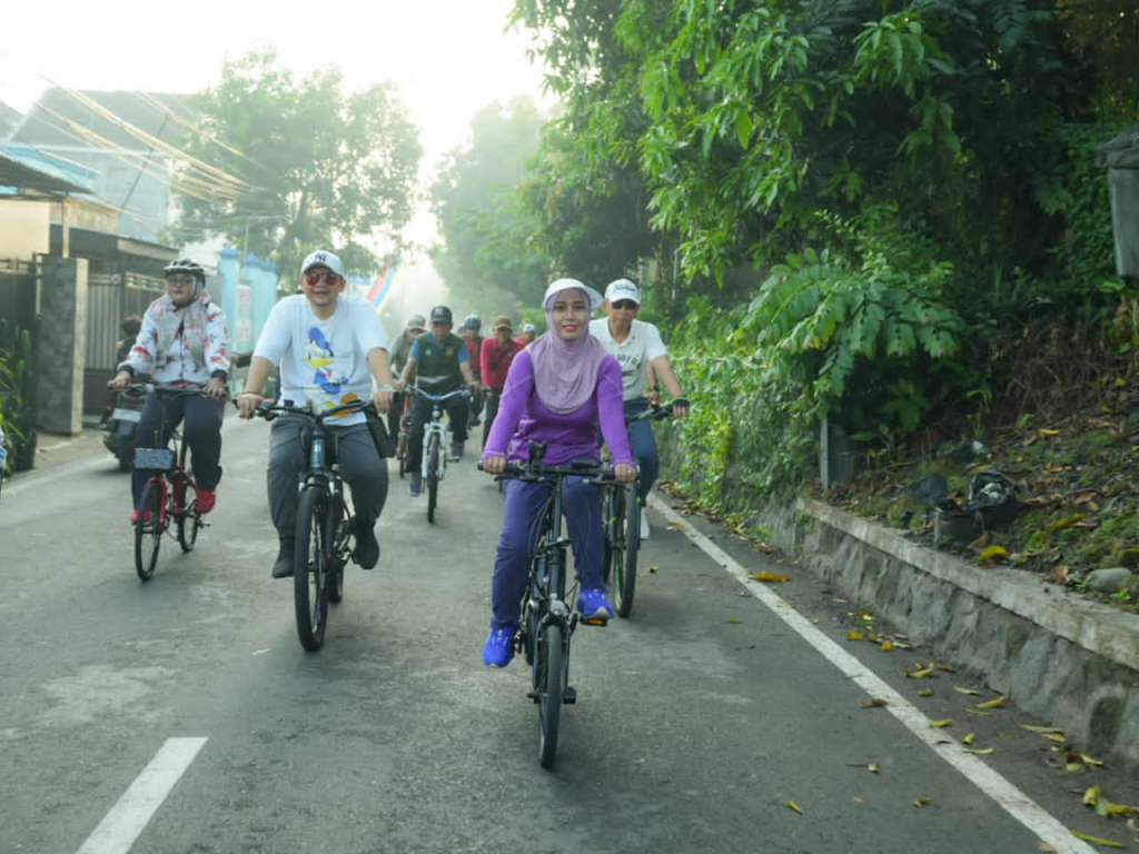 Wali Kota Mojokerto, Ika Puspitasari, bersama jajaran terlihat gowes bersama Wawali Rachman Sidharta Arisandi dan Sekdakot Gaguk Tri Prasetyo menuju kawasan TBM. SP/ DWI
