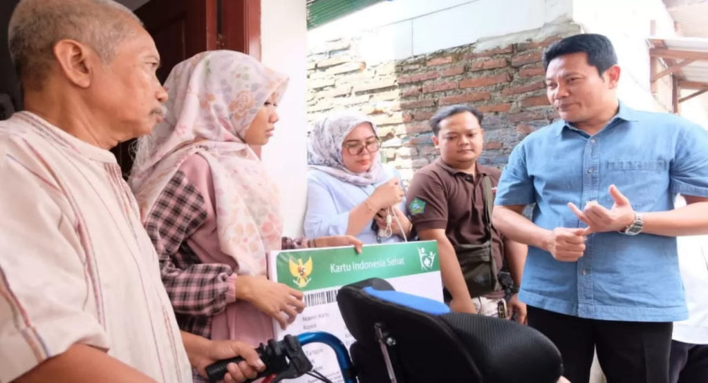 Bupati Sidoarjo Subandi serahkan Bantuan kursi roda. kpd warga. SP/ HANDOKO