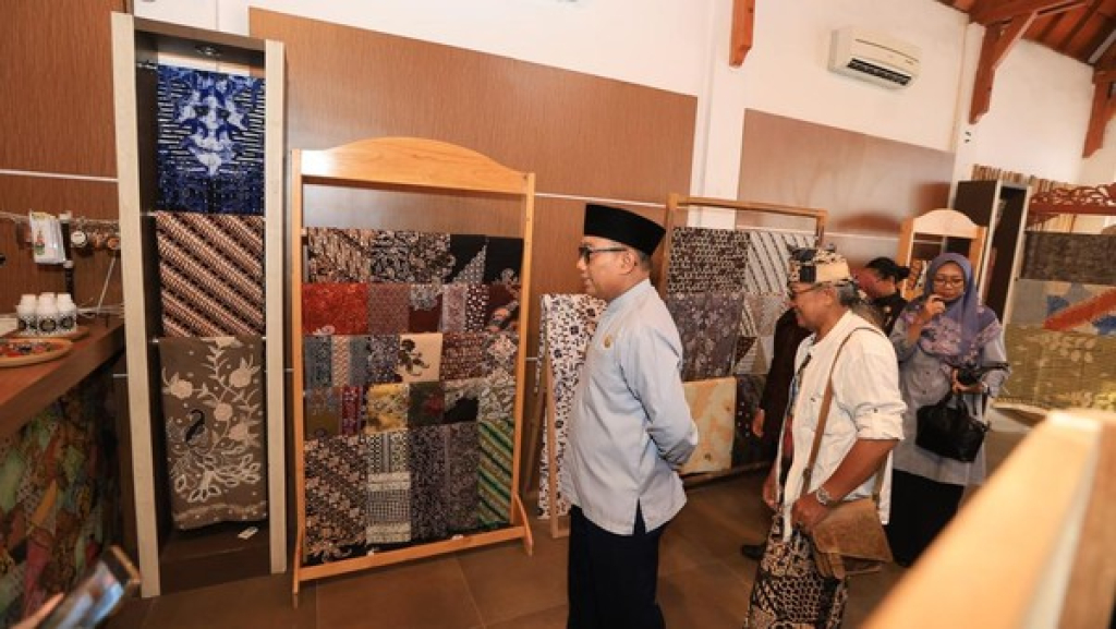 Wakil Bupati Banyuwangi Mujiono tengah mengunjungi salah satu gerai batik khas Banyuwangi yang ada di pusat kota. SP/ BYW