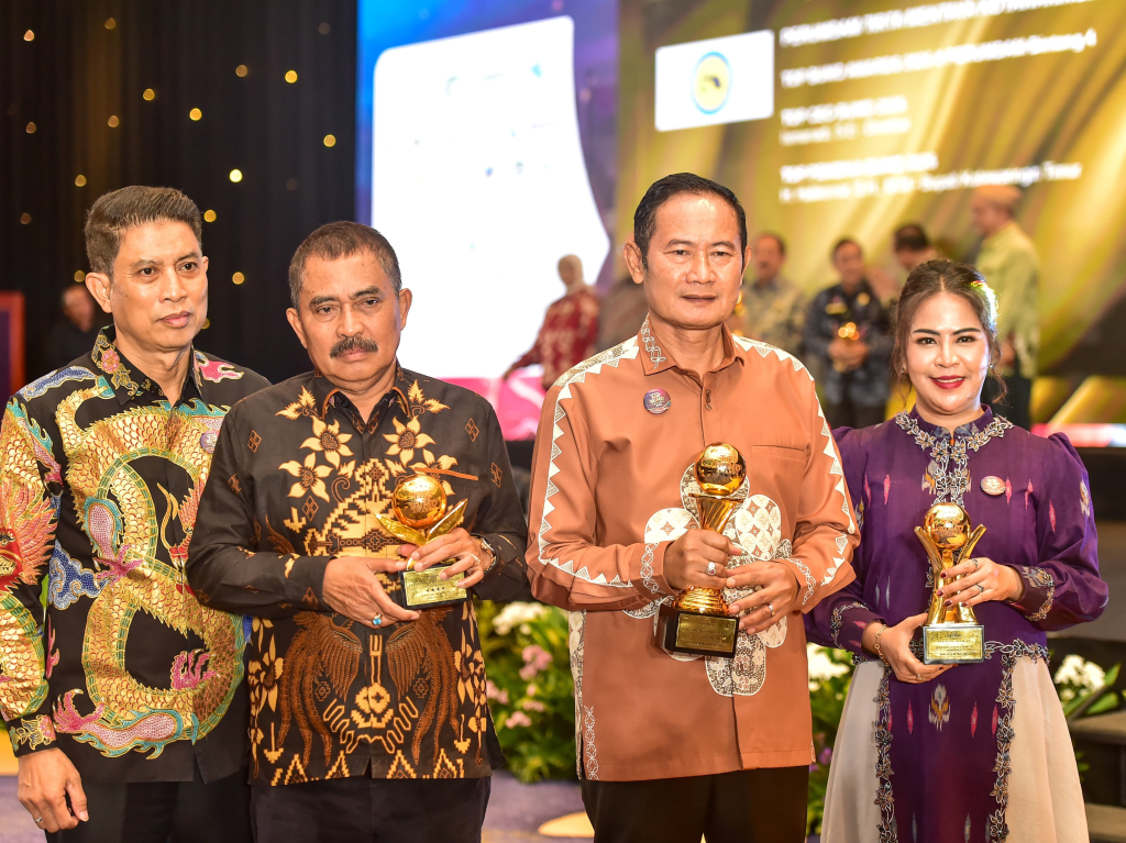 Bupati beserta jajaran Dirut PD BPR Bank Daerah berpose dengan membawa penghargaan. SP/ MUHAJIRIN