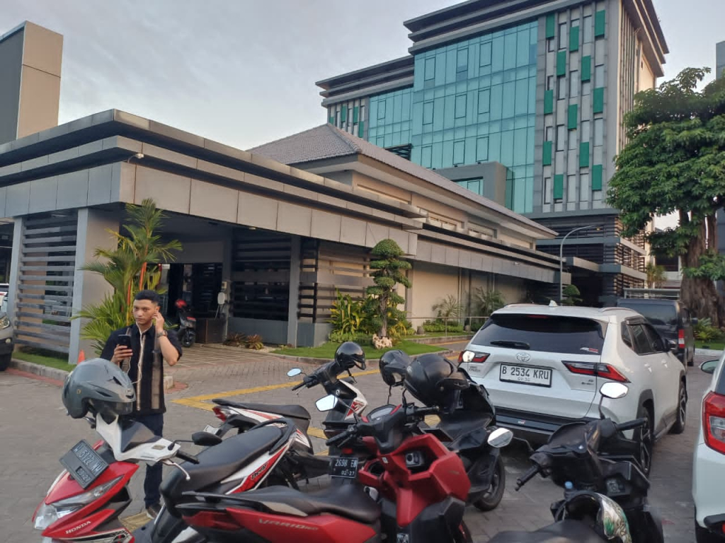 Kejaksaan Tinggi Jawa Timur (Kejati Jatim) menunjukkan langkah tegas dalam membongkar dugaan praktik pungutan liar (pungli) di sektor perizinan strategis. SP/ BUDI