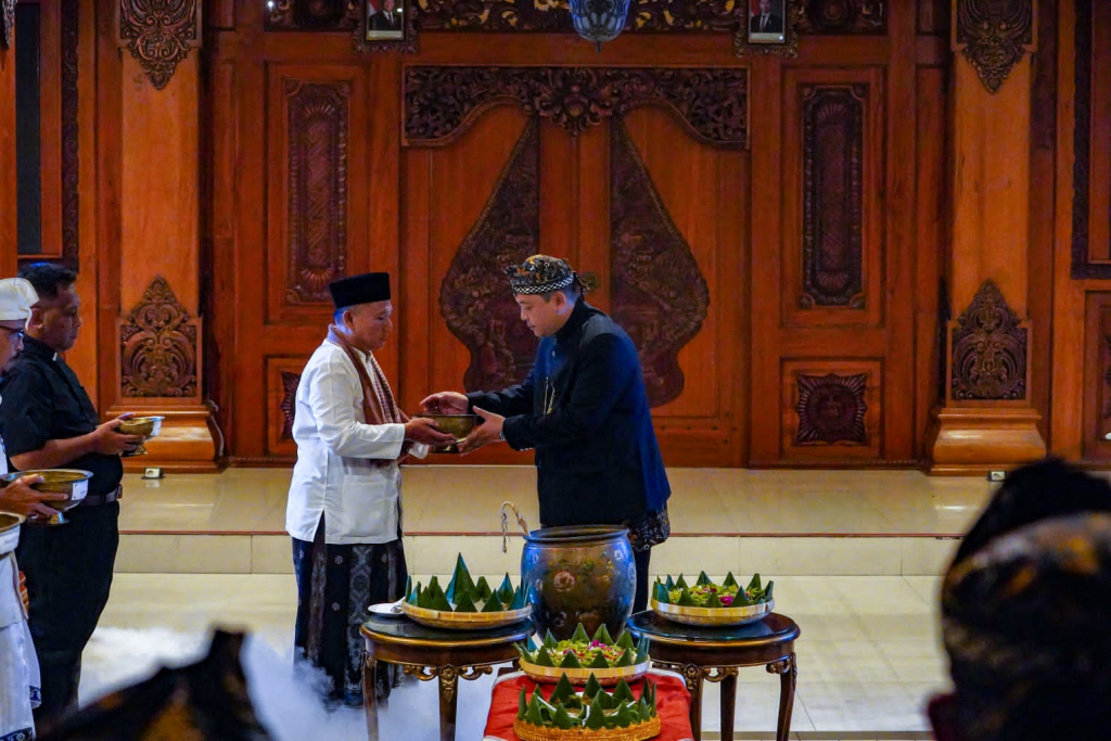 Prosesi sakral Umbul Dungo menjadi pembuka rangkaian Mojotirto Festival 2026 yang digelar di Pendapa Sabha Mandala Tama pada Jumat (17/4) malam. SP/ DWI