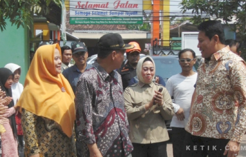 Elok Suciati anggota Komisi A DPRD Sidoarjo saat tinjau lapang kerusakan SDN Sidokepung 1. SP/ HIKMAH
