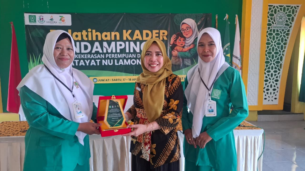 Panitia memberikan cinderamata kepada narasumber. FOTO:SP/MUHAJIRIN