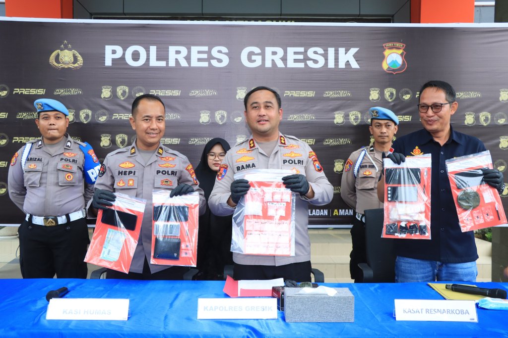Kapolres Gresik AKBP Ramadhan Nasution dan jajaran menunjukkan barang bukti kasus narkotika yang berhasil disita. SP/Maidid