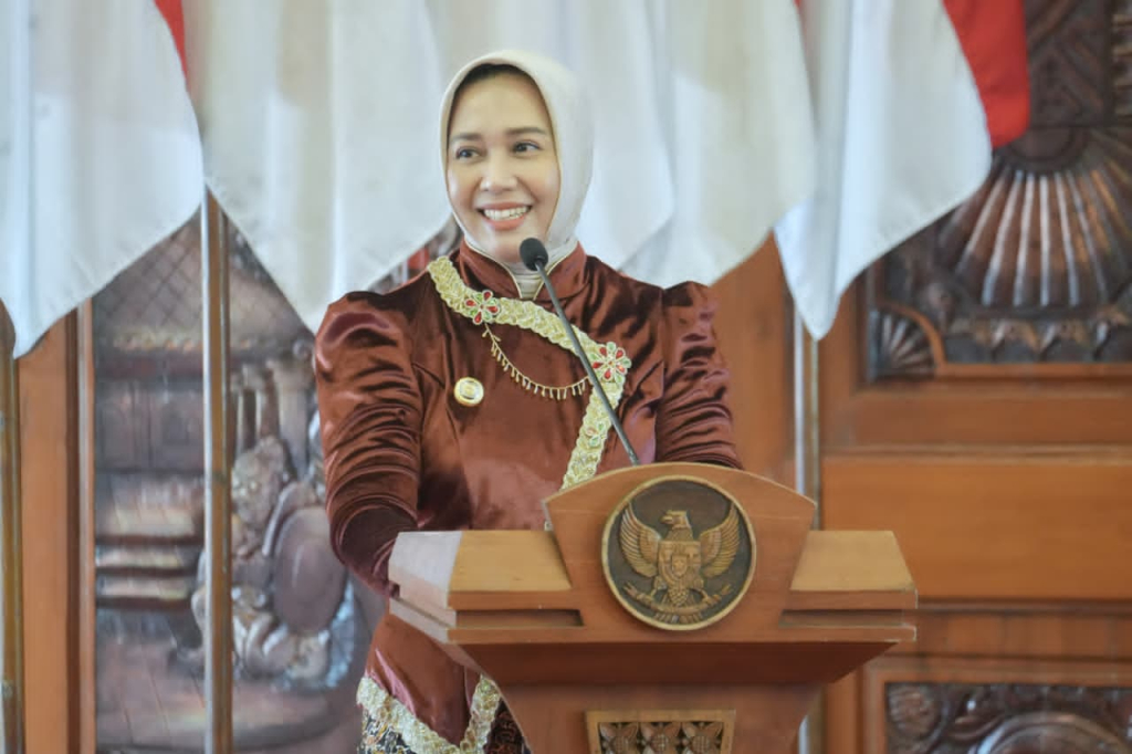 Wali Kota Mojokerto, Ika Puspitasari saat membuka kegiatan fasilitasi sertifikat halal, yang dilaksanakan di Balaikota Mojokerto, Selasa (21/4). SP/ DWI