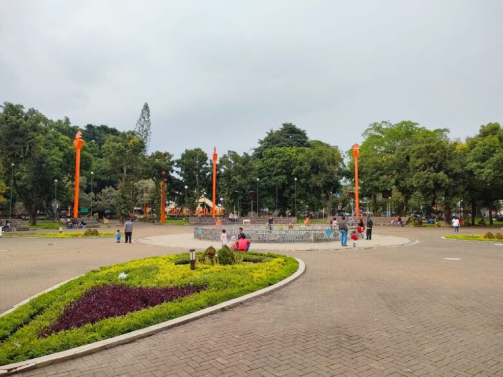 Ilustrasi. Beberapa anak bermain di Alun-Alun Merdeka Kota Malang, Jawa Timur sebelum dilakukan proses renovasi. SP/ MLG