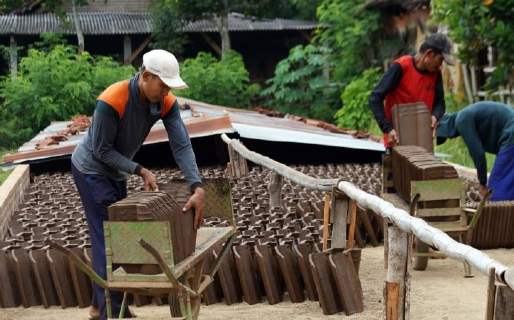 Ilustrasi. Proses pengerjaan produksi genteng di Trenggalek, Jawa Timur. SP/ TRG