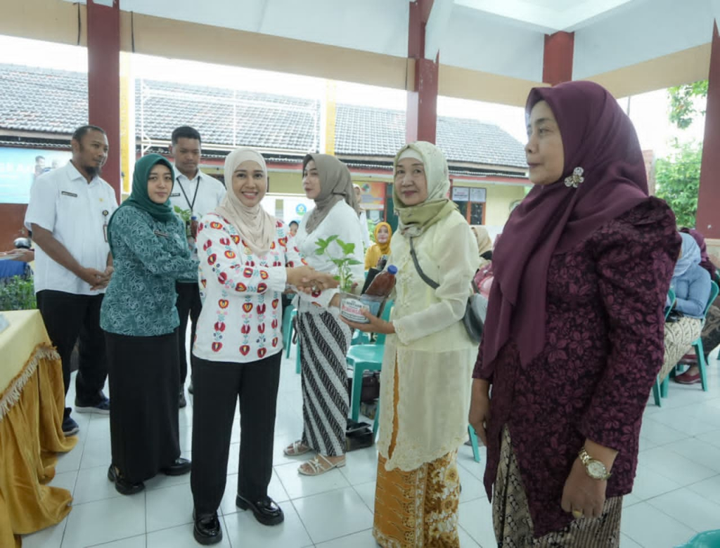 Walikota Ning Ia saat membuka penyuluhan Cabenisasi di Kelurahan Prajuritkulon. SP/ DWI