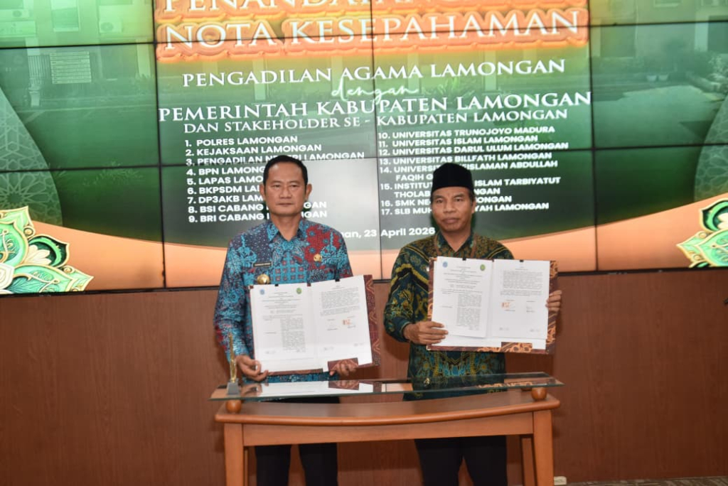 Bupati dan ketua PA Lamongan menunjukan kerjasama yang baru diteken. SP/ MUHAJIRIN