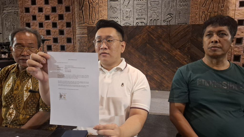 Tim legal Casbar menunjukan surat pernyataan. SP/ Al Qomaruddin
