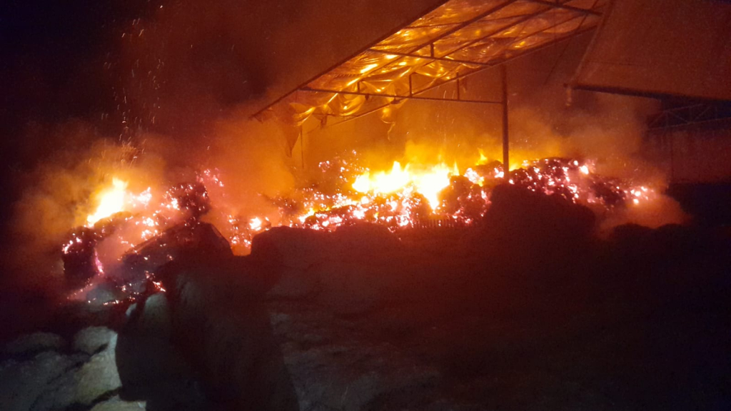 Kebakaran gudang penyimpanan Sabut Kelapa yang terjadi Kamis (23/04/2026) pukul 22.00 WIB. SP/ Lestariono