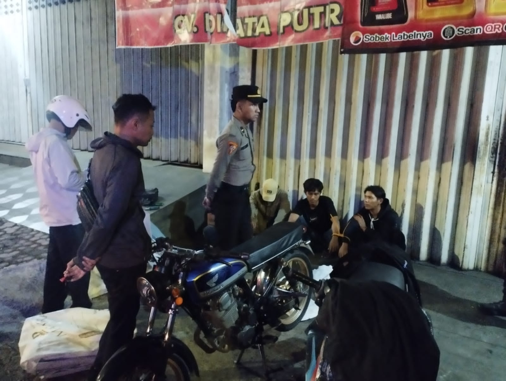 4 pelaku di duga melakukan pencurian Bener (Spanduk ) di amankan Sat.Reskrim Polres Blitar Kota. SP/ Lestariono