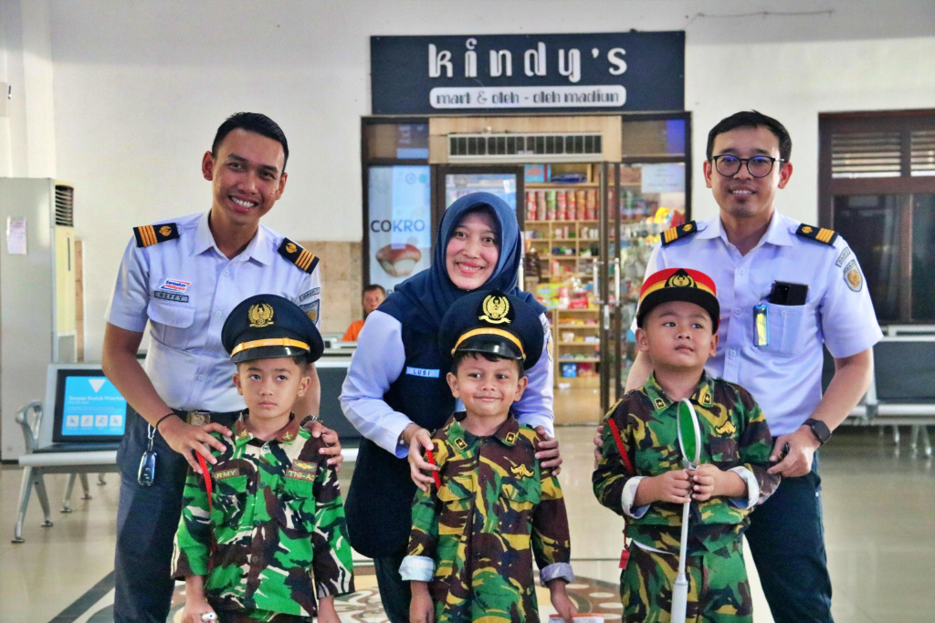 Ratusan Siswa ikuti giat PT KAI Daop 7 Madiun, wujud konsistensi Daop 7 Madiun dalam menanamkan budaya bertransportasi aman dan nyaman kepada generasi muda. SP/ Lestariono