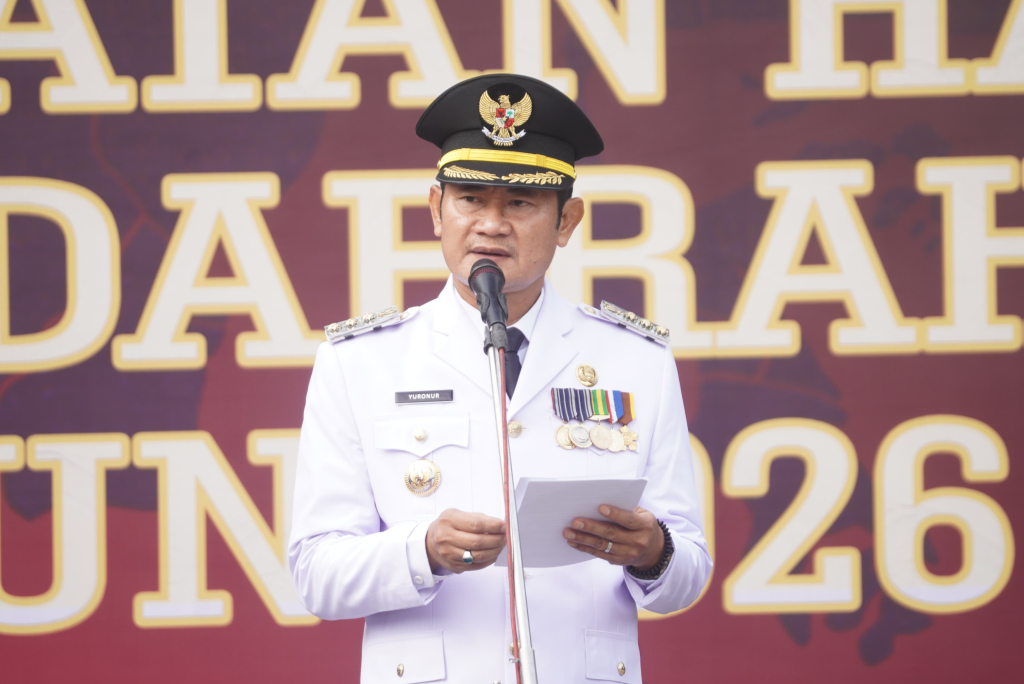 Bupati Lamongan saat membacakan sambutan Menteri Dalam Negeri dalam upacara hari otonomi daerah. SP/ MUHAJIRIN