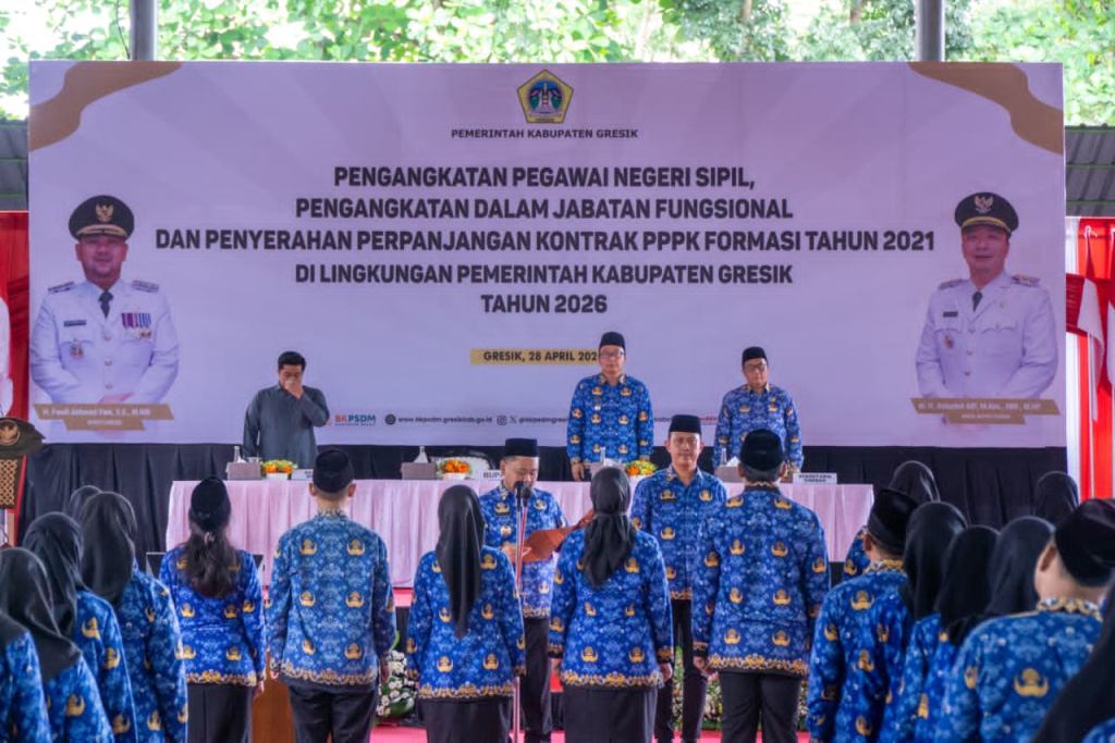 Bupati Fandi Akhmad Yani secara langsung menyerahkan surat keputusan (SK) pengangkatan pegawai negeri sipil (PNS). SP/ MAIDID