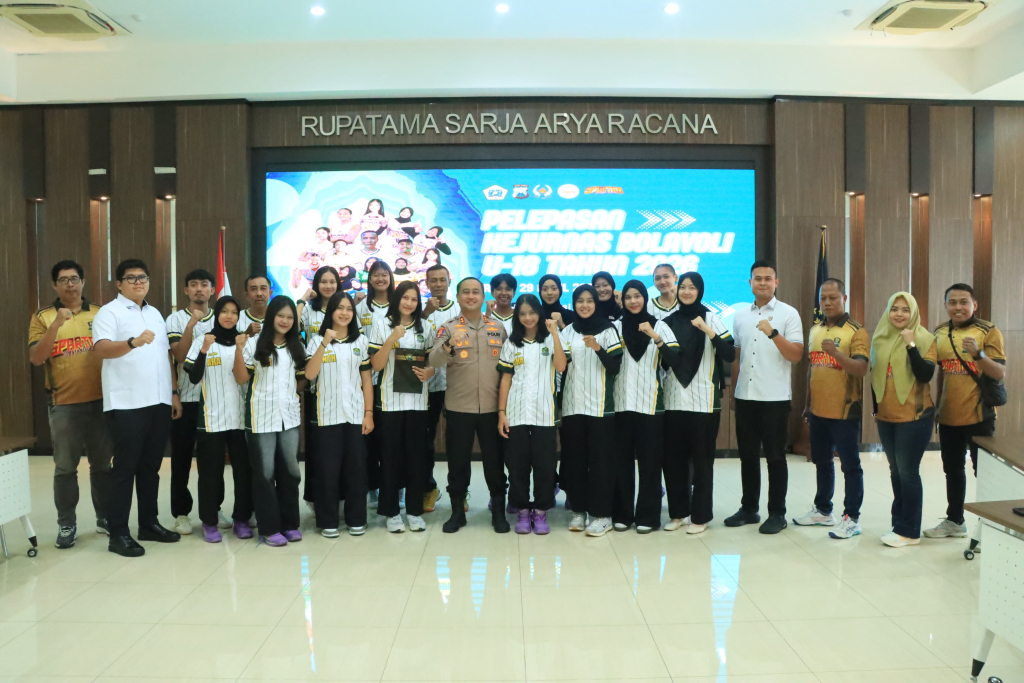 Kapolres Gresik AKBP Ramadhan Nasution secara resmi melepas keberangkatan atlet muda binaan PBVSI Gresik untuk mengikuti Kejuaraan Nasional (Kejurnas) Bolavoli U-18 Tahun 2026. SP/ MAIDID