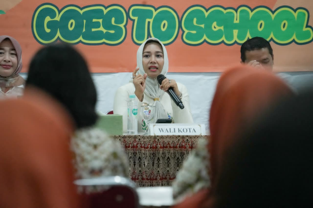 Walikota ning ita saat meninjau kegiatan B2SA Goes To School yang digelar di SMP Negeri 4 dan SMP Negeri 3 Kota Mojokerto, Rabu (29/04/2026). SP/ DWI