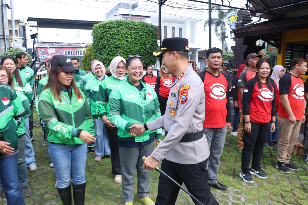 Giat gelar apel Sabuk Kamtibmas, dan Kapolres Blitar Kota Salami peserta. SP/ Lestariono