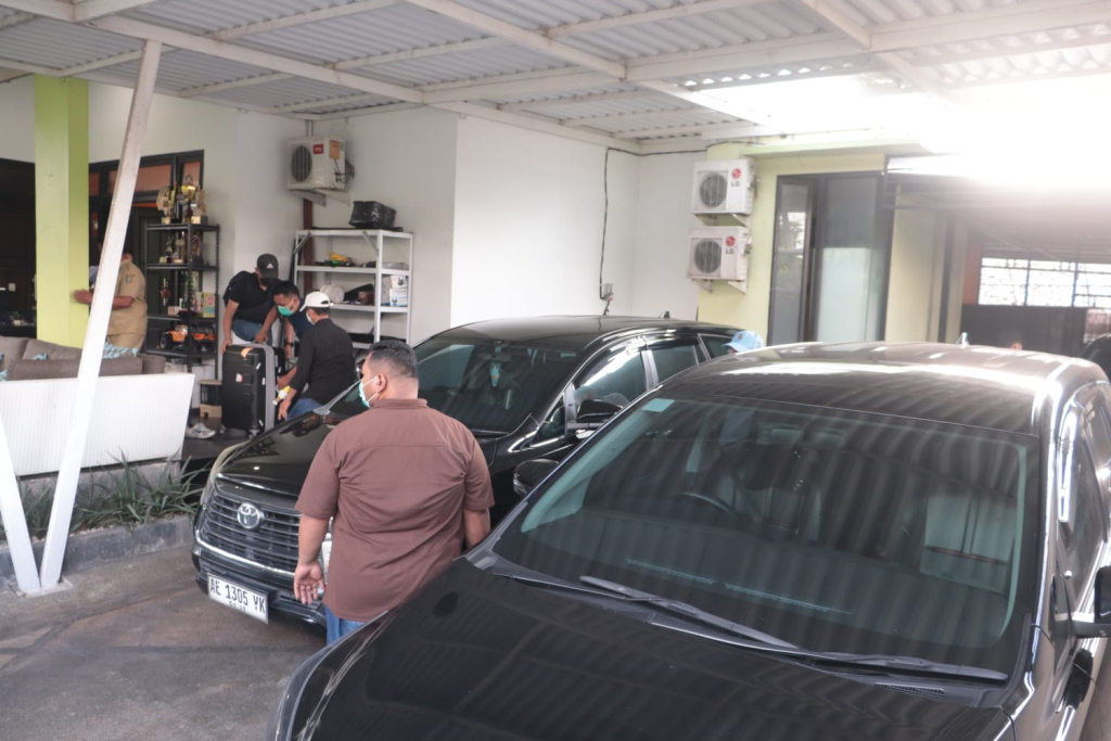 Petugas KPK melakukan penggeledahan di rumah Kadiskominfo Kota Madiun, Noor Aflah, Senin (6/4/2026), dan menyita dua handphone serta dokumen SPPD.